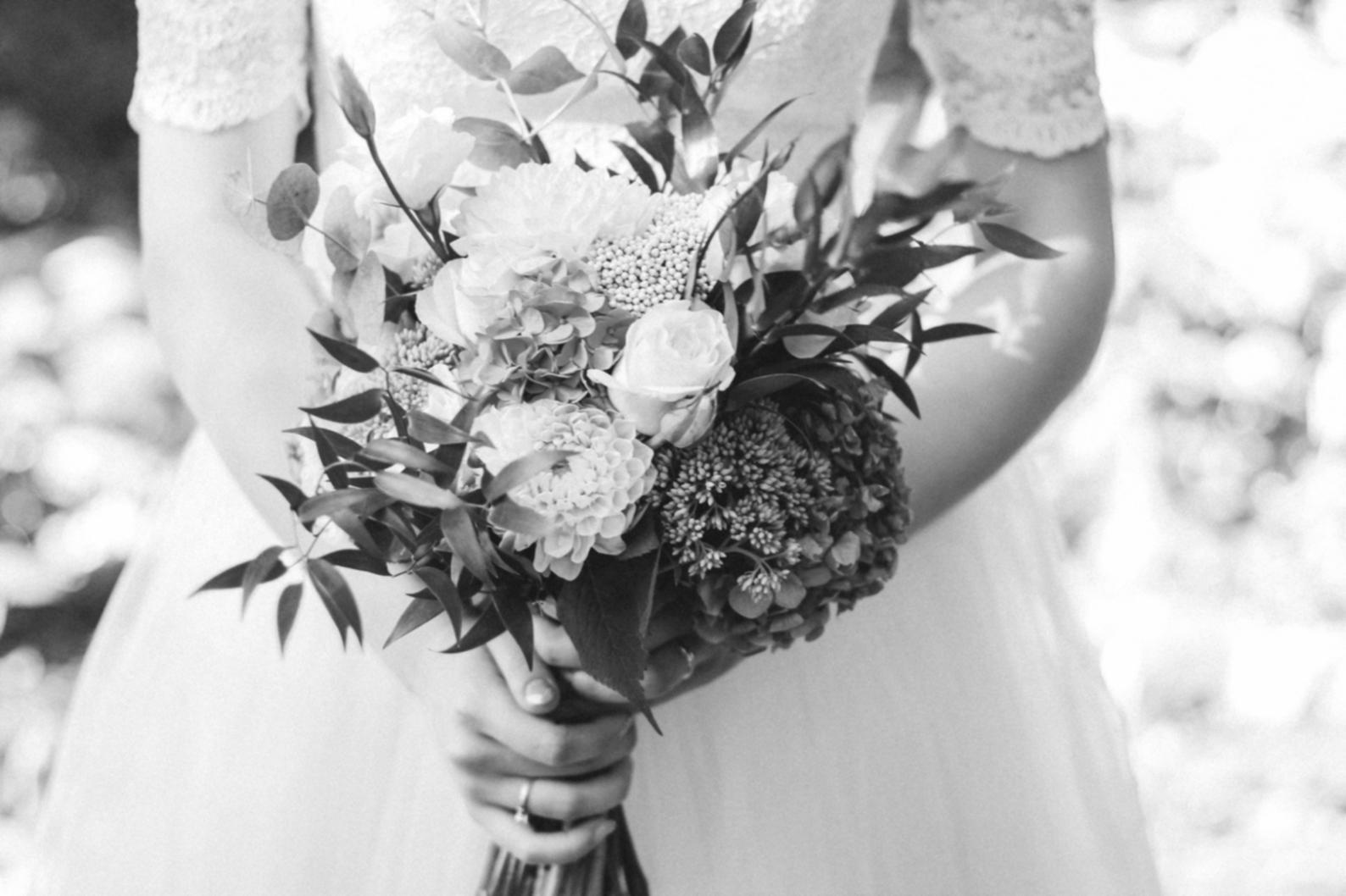 Elegant floral arrangement workshop at Lunera Mind